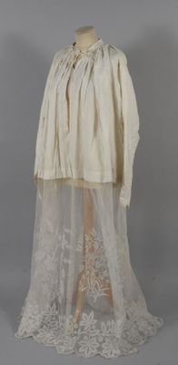 une photo d'une robe de mariée posée sur un mannequin