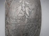 un vieux vase en argent orné d'un motif