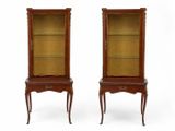 paire de vitrines anciennes en acajou avec des portes vitrées