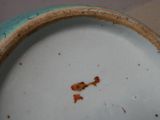 un gros plan sur une assiette contenant un petit morceau de nourriture