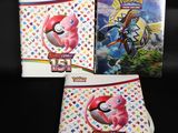 un gros plan d'une boîte de cartes Pokémon sur fond noir