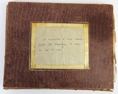 un vieux livre écrit posé sur une table