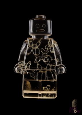 un bonhomme Lego debout sur un fond noir