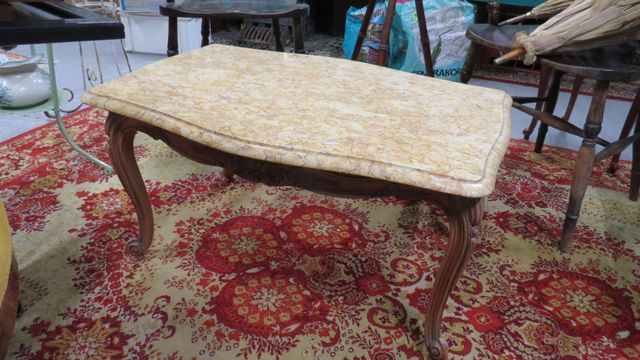 Table basse piètement galbé dessus marbre jaune H : 40 x 76 x 54