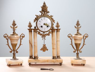 Garniture de cheminée en onyx et laiton à décor feuillagé co…