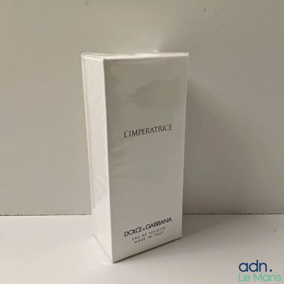 la boîte de parfum est vide sur la table