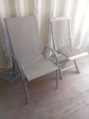 une chaise et une autre chaise posée par terre dans une pièce