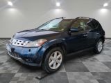 une photo d'un Nissan RAV bleu sur un sol à damier