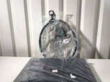 un sac de vêtements posé sur une table, à côté d'un autre sac de vêtements