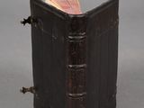 un vieux livre ouvert sur une table