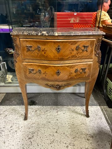 Commode sauteuse galbée trois faces ouvrant à deux tiroirs, plate