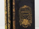 deux livres posés sur une table l'un à côté de l'autre