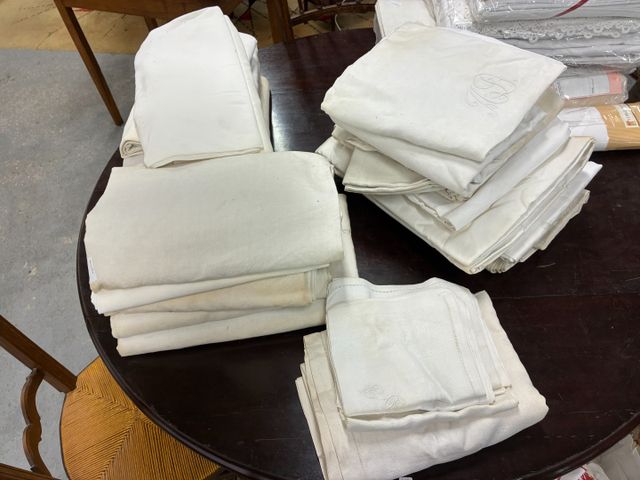 Lot de 19 draps et 1 service de table avec 6 serviettes. Vendu en