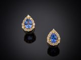 une paire de boucles d'oreilles en saphir et diamant