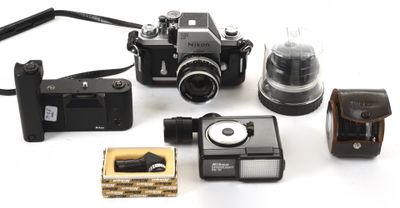 de nombreux types d'appareils photo et d'accessoires sur la table