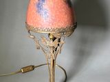une lampe posée sur une table à côté d'un mur