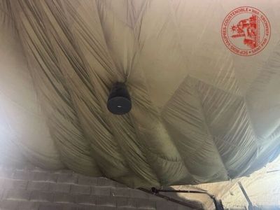 un grand ballon gonflable posé par terre