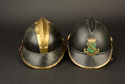 deux casques ornés de galons dorés et d'une couronne