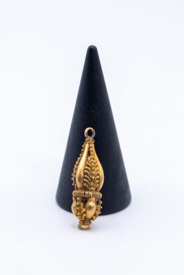une image représentant un pendentif plaqué or suspendu à un cône noir