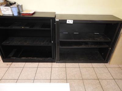 une armoire noire avec deux étagères ouvertes dans une pièce
