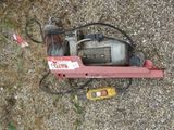 une petite machine posée sur le sol