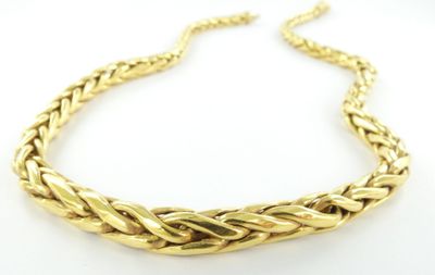 une image d'un collier en or sur fond blanc
