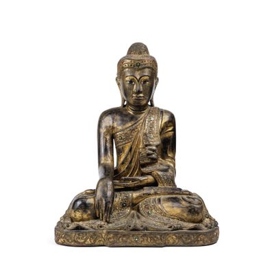 une statue de Bouddha assis sur un rocher