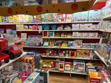 un magasin de jouets avec plein de jouets sur les étagères