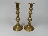 paire de chandeliers anciens en laiton sur fond blanc