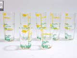 six verres à shot aux motifs variés, posés sur une surface blanche