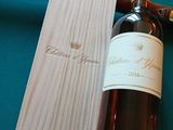 une bouteille de vin posée à côté d'un couteau sur une table