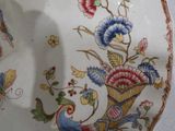 une assiette décorée d'un motif représentant un oiseau et une fleur