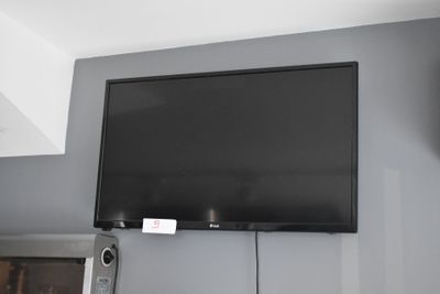 une télévision à écran plat fixée au mur au-dessus d'une cheminée