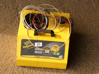 un boîtier jaune auquel sont raccordés de nombreux fils