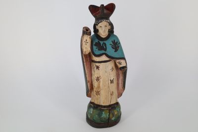 une vieille statue représentant une femme tenant un oiseau, sur fond blanc