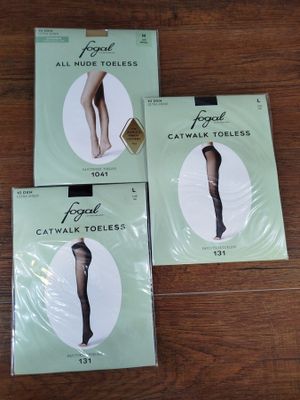 quatre paires de bas moulants pour femmes exposées sur une table