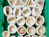 beaucoup de bols et de tasses dans un récipient vert