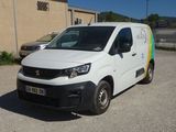 une camionnette blanche garée dans un parking