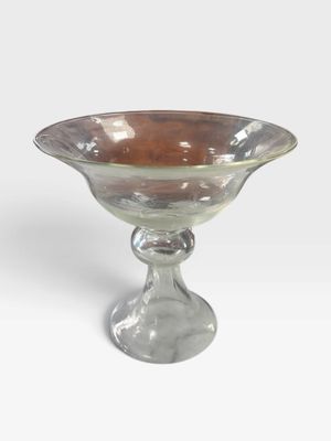 un saladier en verre posé sur une table