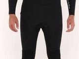un homme portant une combinaison de plongée noire avec un logo blanc sur la poitrine