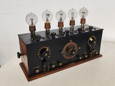 une horloge noire et dorée sur laquelle sont fixées cinq ampoules