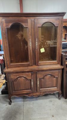 1 meuble bibliothèque à 2 corps et 4 portes