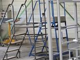 many carts that are sitting in a garage