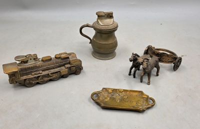 quatre morceaux de métal posés sur une table