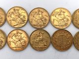 un ensemble de six pièces britanniques différentes