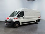 La camionnette blanche est garée dans la pièce vide de l'immeuble.