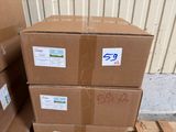 plusieurs cartons empilés les uns sur les autres sur une palette