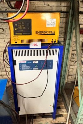 une machine bleue et jaune qui se trouve dans un garage