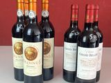 plusieurs bouteilles de vin sont alignées sur une table