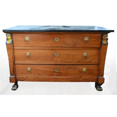 une image d'une commode en bois avec un plateau en marbre